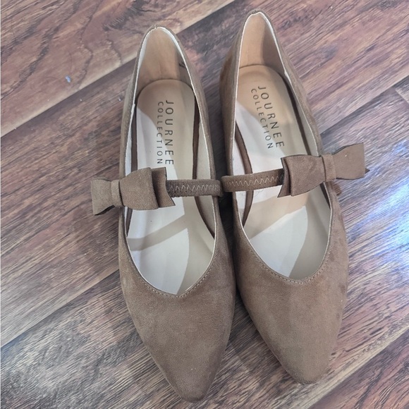 Journee Collection Women's Brown Flats with Bow size 7.5 - Picture 6 of 6